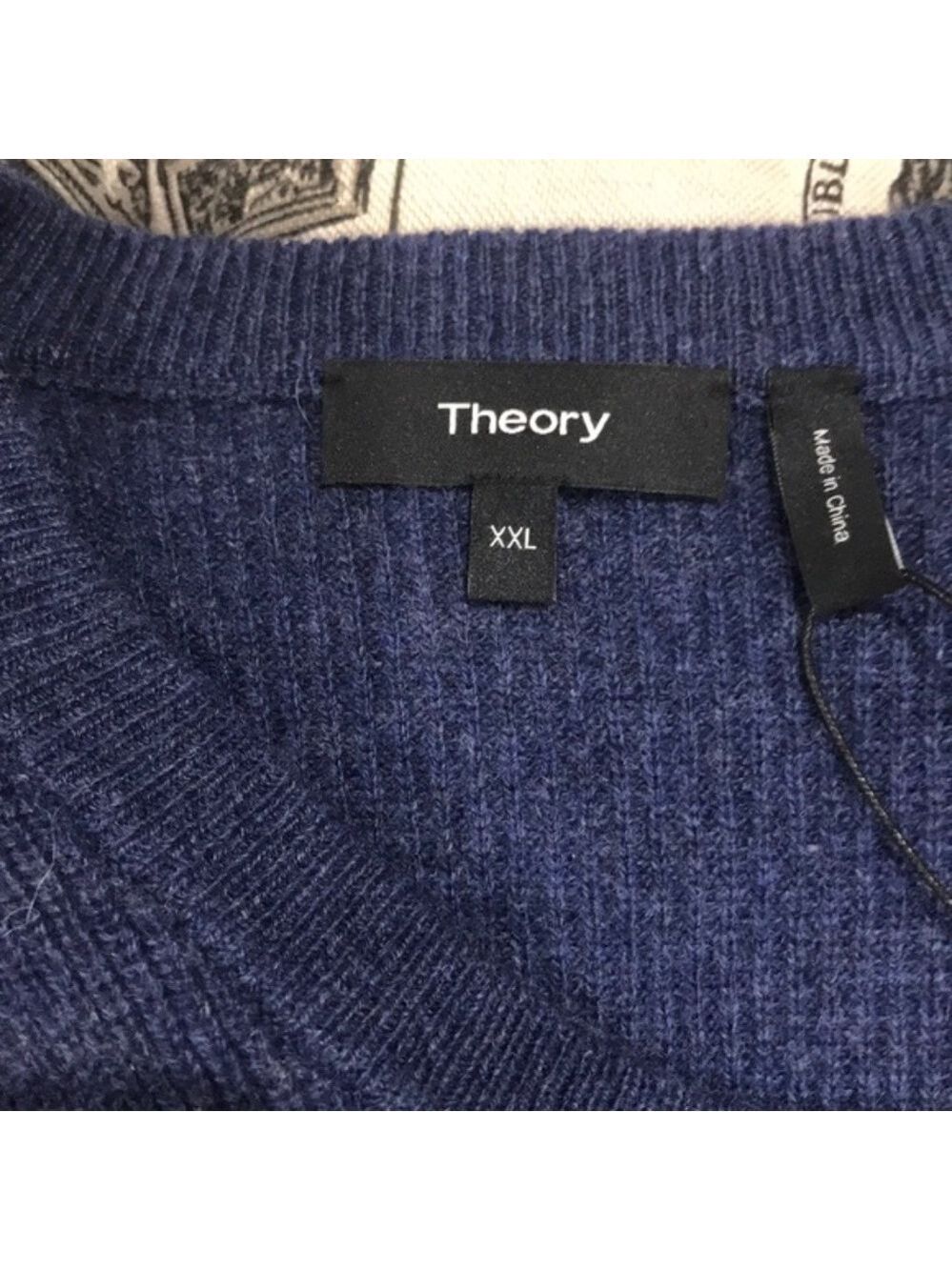 Theory Raglan Sweater in Ribbed Cashmere - Picture 4 of 5